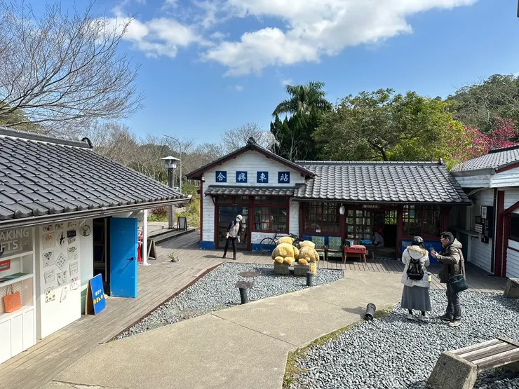 看到那兩隻熊熊背對著大家，我就知道園區還沒營業，應該是業者拿出來曬太陽😆