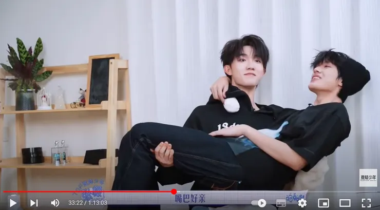 阿阿阿 好討厭 要截到字幕就一定會截到撥放鈕,嘴巴好親!看見沒!