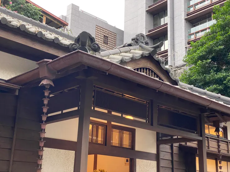 有如天狗鼻一般，高翹氣派的巴瓦