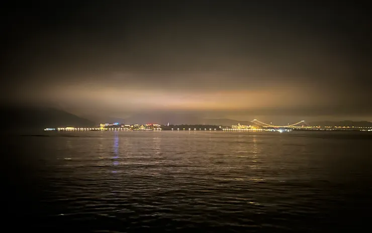 橋上沒有燈,對面的迪士尼燈火通明