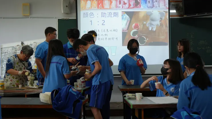 二林高中校訂必修當中的微課程「二林色」,藉由地方實景的顏色萃取,轉換為流體熊的藝術創作。