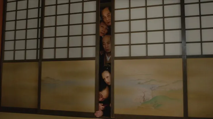 在門縫刷存在感的吃瓜群眾