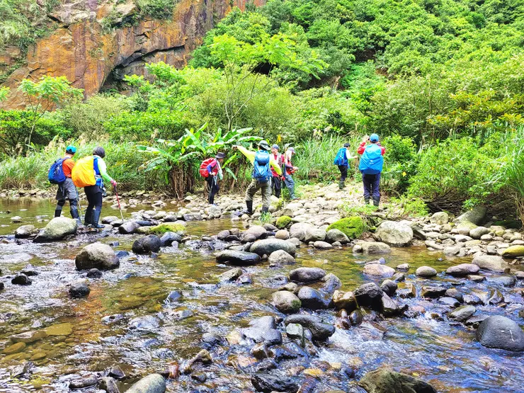 9:30來到半屏溪（一隊山友正在越溪），越溪後爬升至香巴拉隧道。