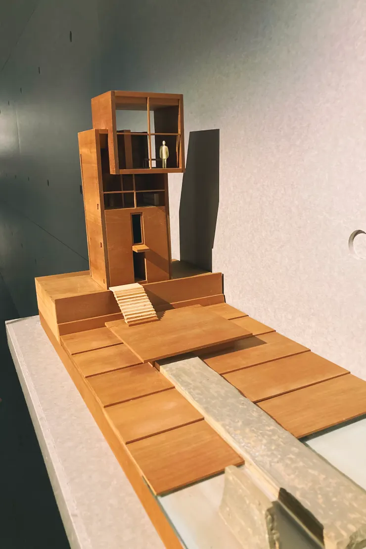 私人寓所的4x4 House 建案，實體建築是蓋在海邊的