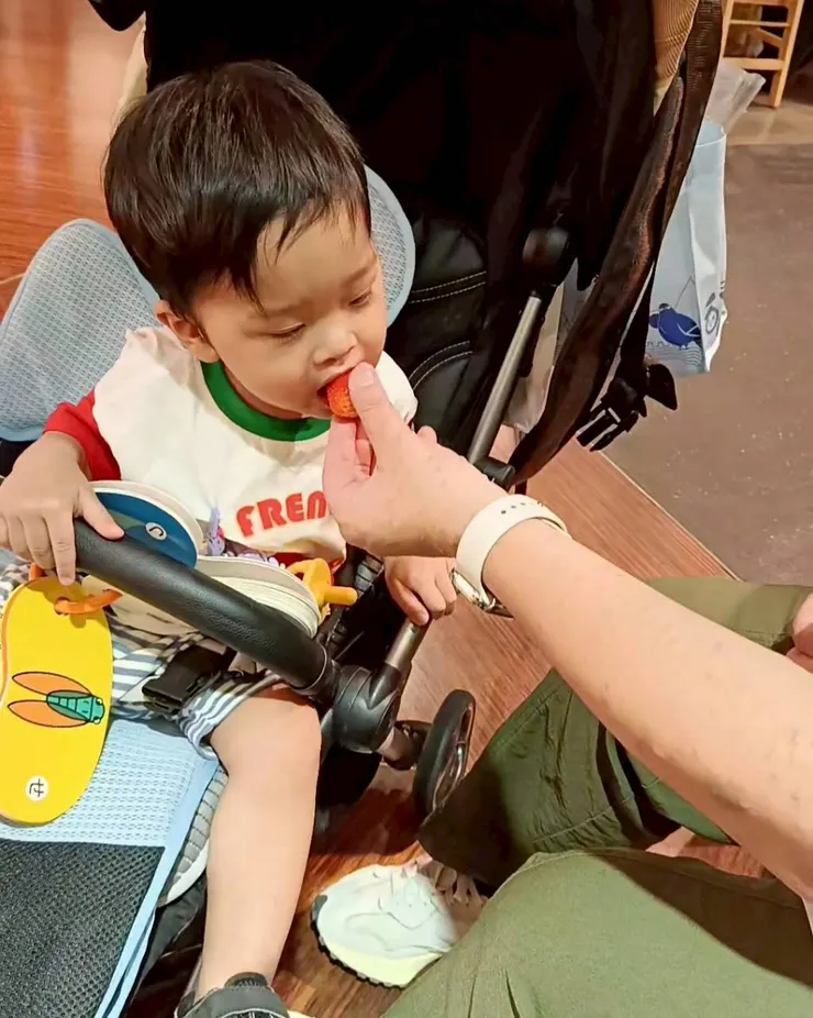 草莓酸溜溜.......😍