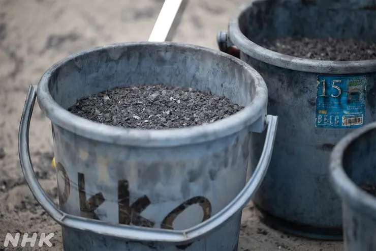 美術組用澱粉和紙屑製作的火山灰