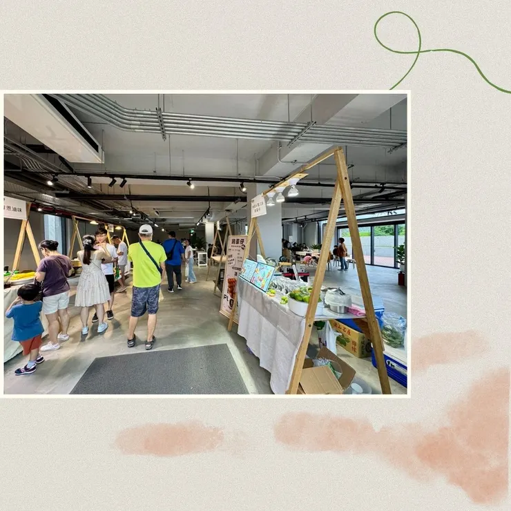 市集擺在室內，有得吃又可以休息