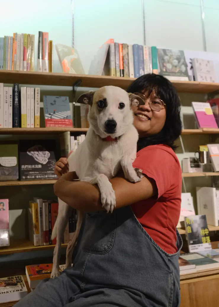 ▲小沐屋在屏東新埤、潮州都各有店面,主打性別、自然、本土、母語的書籍。廖珮容攝。