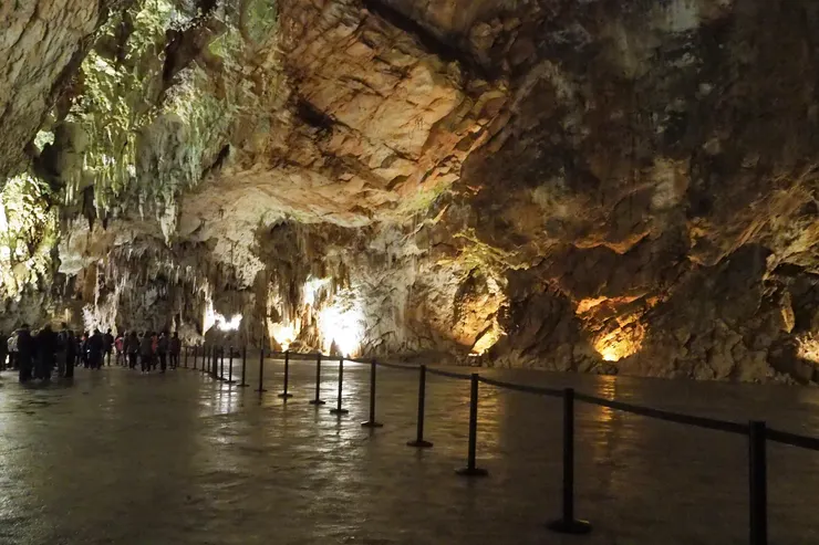 開闊的地下洞穴