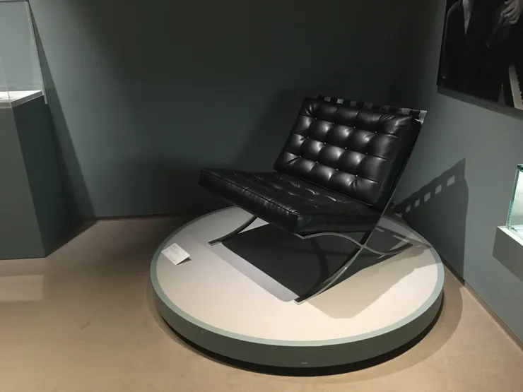 親眼看到密斯凡德羅的躺椅，雖然不能偷偷坐上去