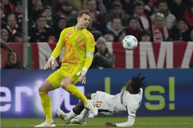 紐亞衝出禁區撞倒對方球員