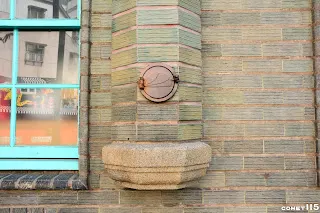 原本廚房的位置設有鍋爐，建築外還有煙囪殘存