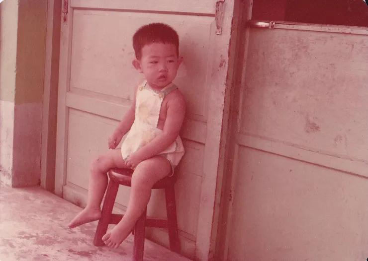 這是我小時候的照片!家境如果沒有小康的話哪來那麼多錢買軟片洗照片!