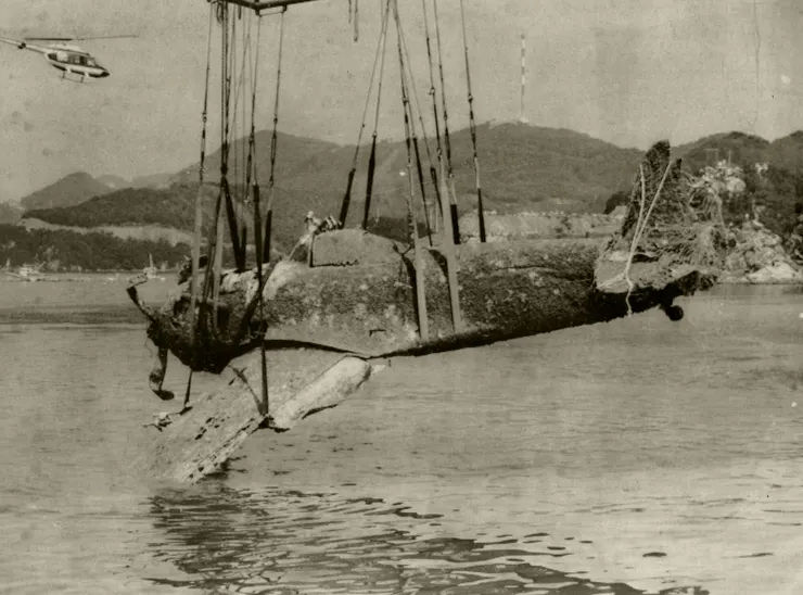 從久良灣打撈上岸的紫電改。