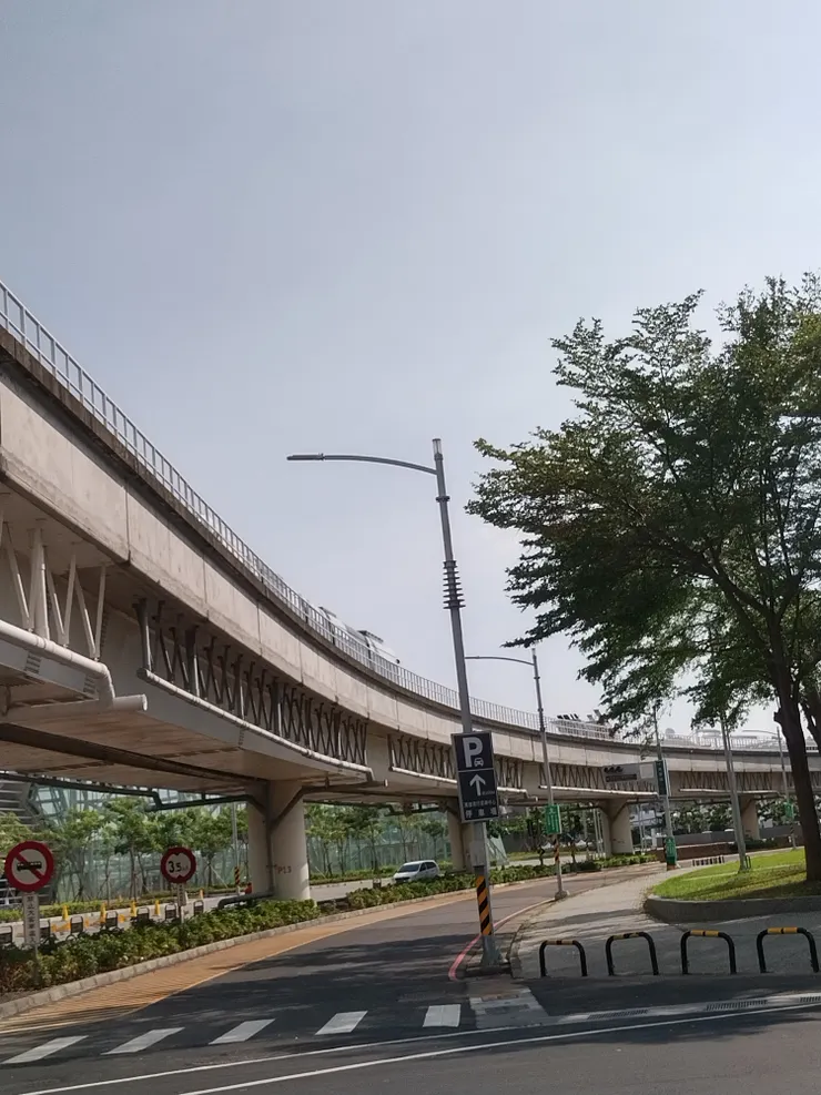 過馬路時剛好輕軌通過