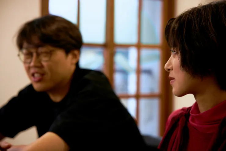 在導演曾英庭(後)眼中，項婕如(前)身上的純真，與角色「菜尾」該有的特質不謀而合。