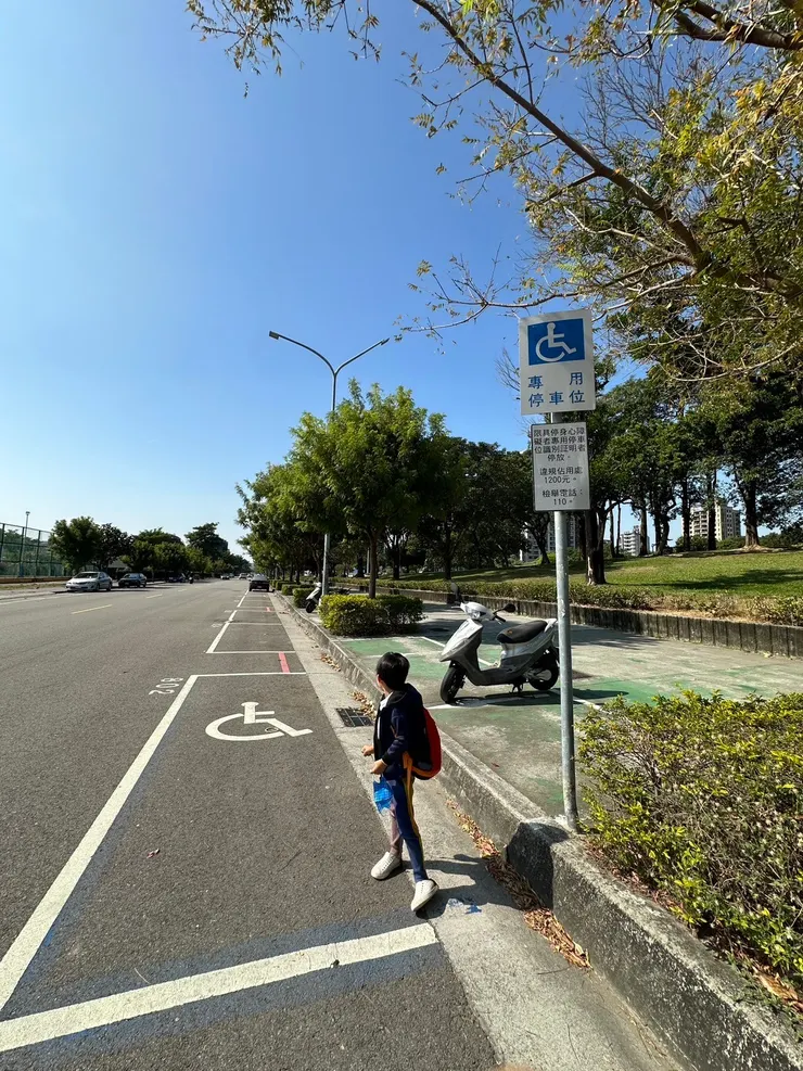 人行道寬敞好走好推行輪椅，路邊停車位也可以停。可以順便散步。