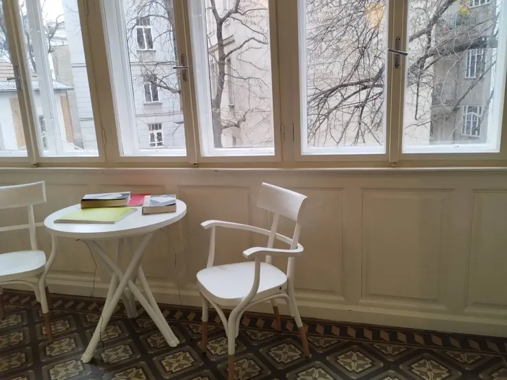 百年前,佛洛伊德或許就是坐在這裡、一邊欣賞窗外的風景一邊思考吧?