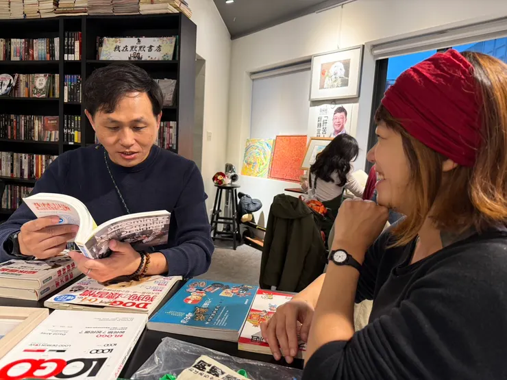 桌上是滿滿的書，姐姐表示這次過來是希望把哥哥的遺愛繼續流傳，所以贈書給同樣關心動保議題的默默書店。