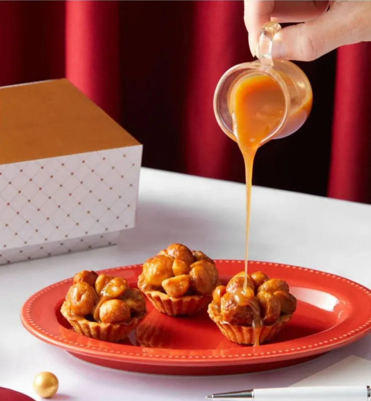 圖說：獨家焦糖配方包裹住每一顆夏威夷豆，在塔皮上推成一座小山，真材實料、甜而不膩，是常溫伴手禮的好選擇。（資料來源：LADY KELLY）