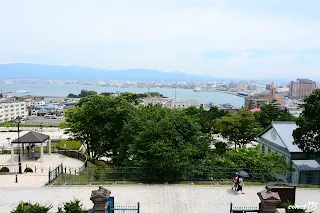 二樓陽台可以眺望函館港