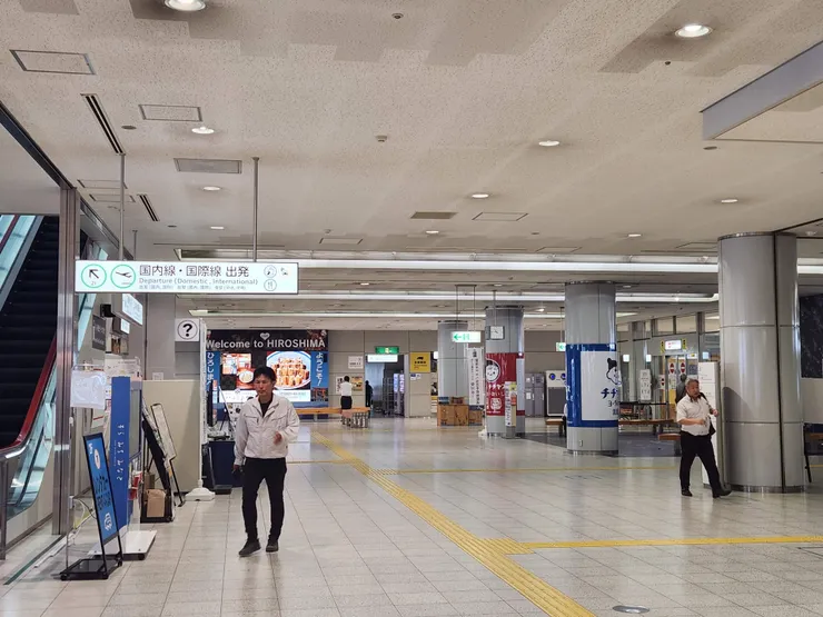 售票處搭乘電扶梯往上就是伴手禮店的地方