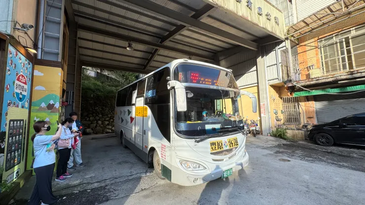865公車，是非當地人和公務車唯一能通行谷關至德基的方式。