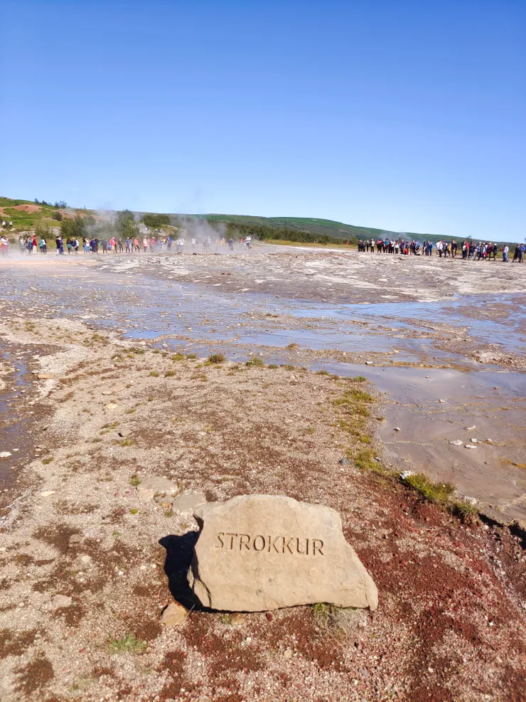 Strokkur未噴發前看起來不足為奇,四周有欄杆圍住,且有很多遊客等待。