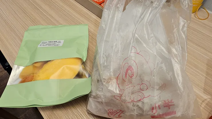 老爸他朋友送芒果乾和鹹酥雞到飯店櫃台給我們!真的很貼心!