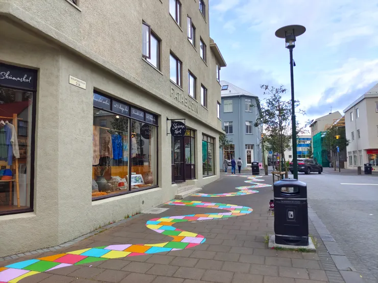 彩虹之路,人行道上也有彩繪