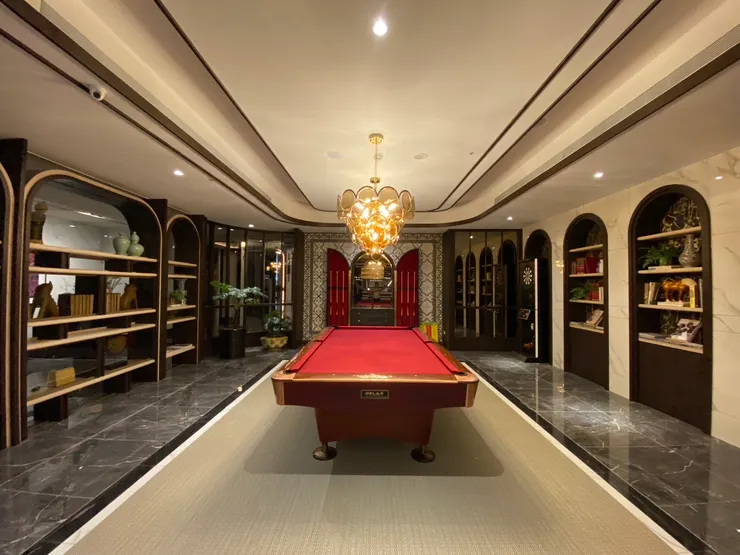 大禾邸家-在撞球桌的打擊區域鋪設BOLON波龍編織地毯或其他地毯材料。這樣的設計不僅能有效降低球掉落時的聲音,也能避免球滾動過遠,同時減少對地板和球的損傷。