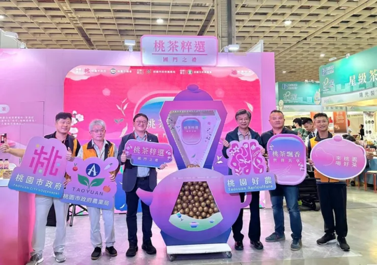 桃園市政府農業局局長陳冠義(左三)與農業部農糧署北區分署分署長林傳琦（右三）帶領貴賓啟動開幕儀式。 (圖/桃園市政府農業局提供)