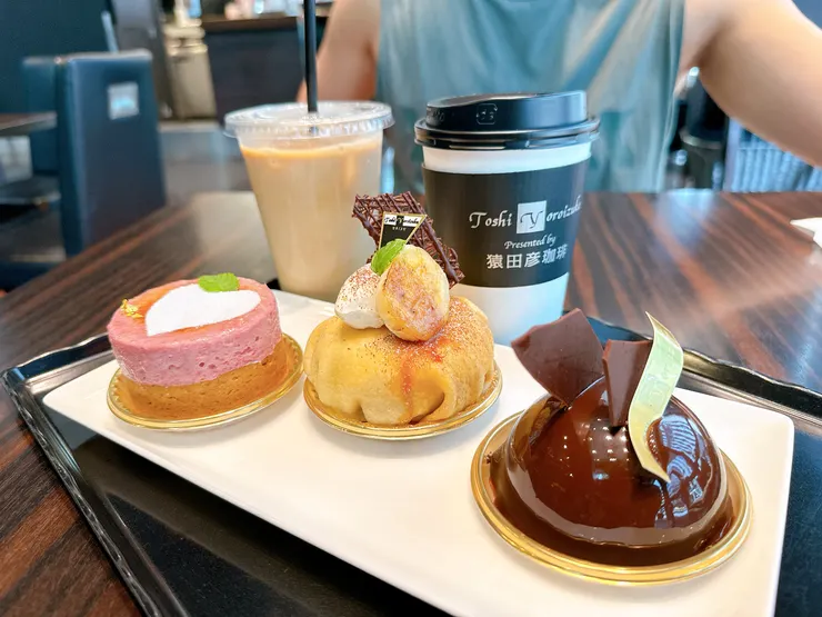 店裡的咖啡是與「猿田彥咖啡」聯名合作，風味濃郁、炭焙香氣明顯，與甜點搭配得恰到好處。