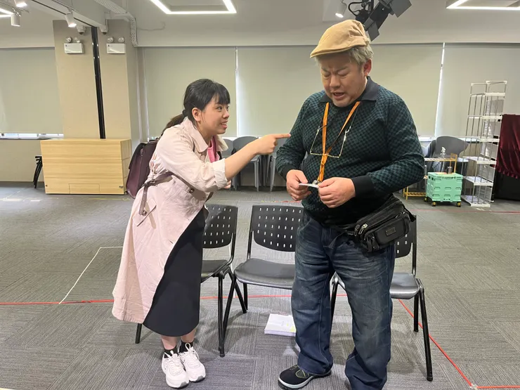 兩位主演排練現場