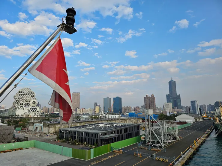 從海上回望高雄,很少有機會能捕捉到這個視角