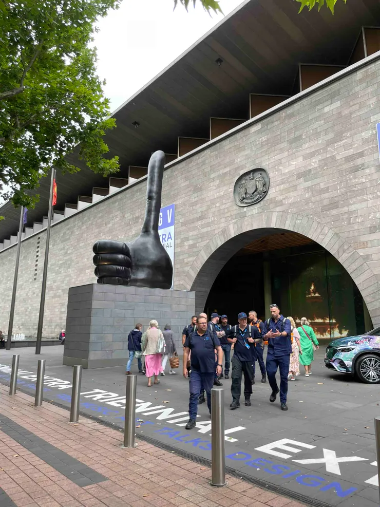 NGV門口,巨大的讚