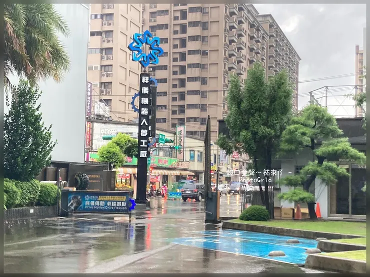 入口處有兩個無障礙車位。