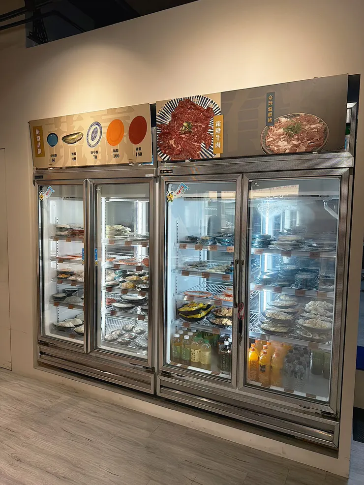 自助區採盤子顏色計價，食材整齊衛生，選擇多元。