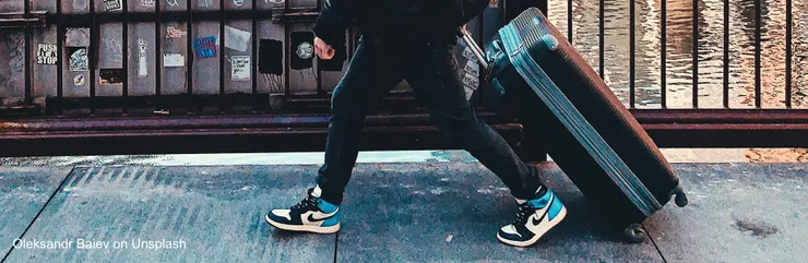 拉着行李箱便出發,到達後才找住的