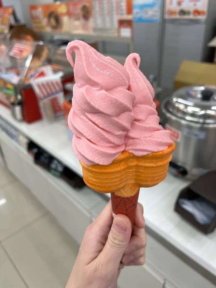 雙頭草莓霜淇淋。