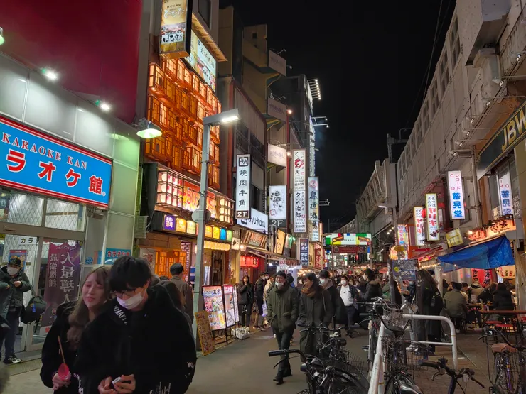 餐廳、柏青哥店一家接一家