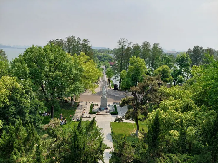 這邊是在東湖裡一處名為行吟閣的建築上，往屈原雕像及東湖拍攝的景色。