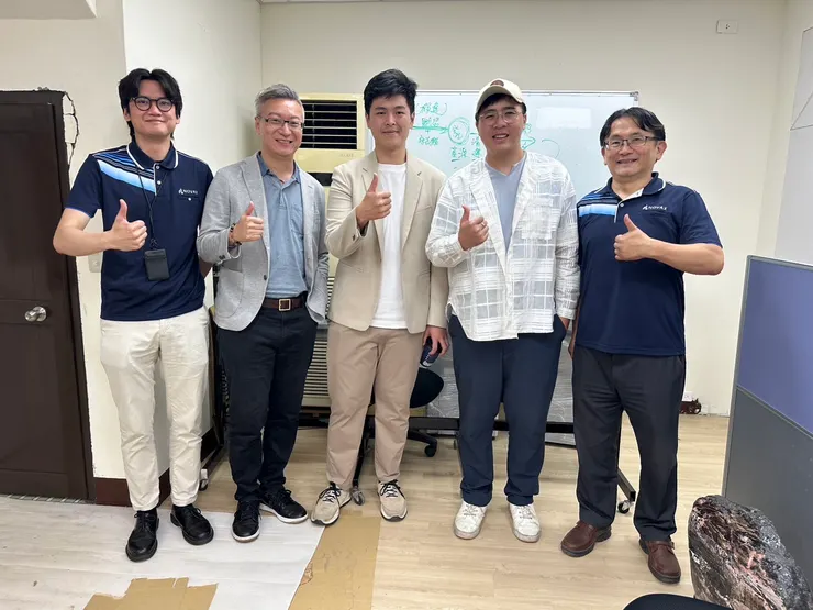 諾瓦同仁和阿岳的合照