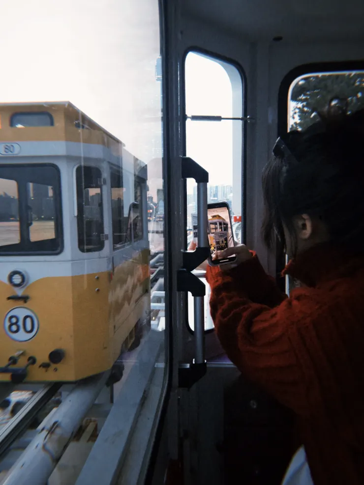 開心的拿著剛出爐的照片擺拍/photo by W