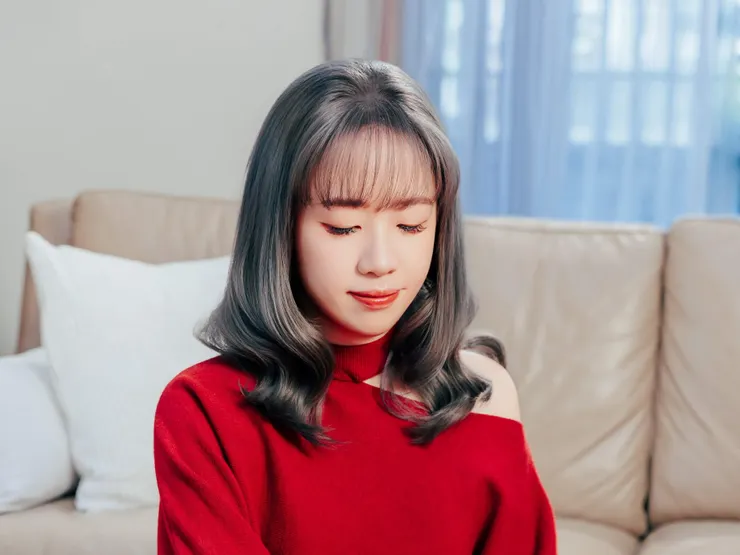 圖說：自帶千金濾鏡的「冷霧灰棕層次捲」低調顯白，展現沉穩優雅的知性氣質，是追求質感的首選。（資料來源：曼都髮型）