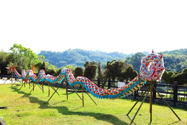 曲洞宮前的裝置藝術?或是參加(火旁)龍的隊伍之一?