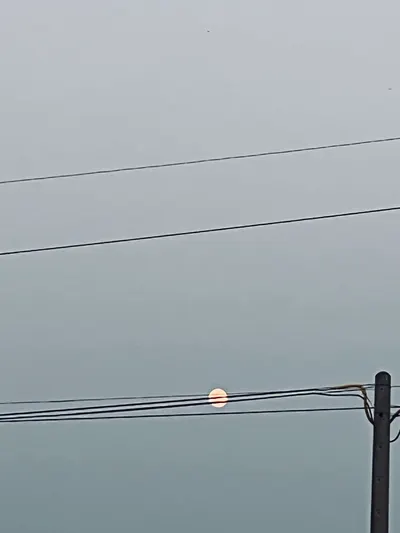 不知道是太陽還月亮耶