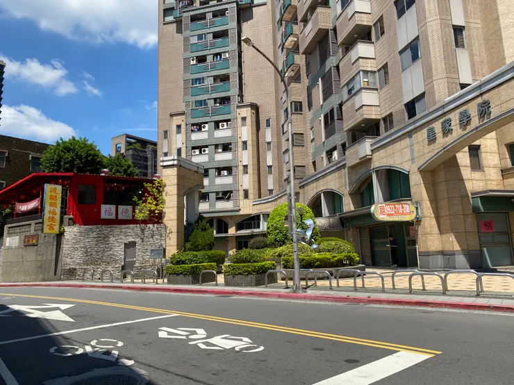 渡船頭福德宮為位在昔日的龜山山頭