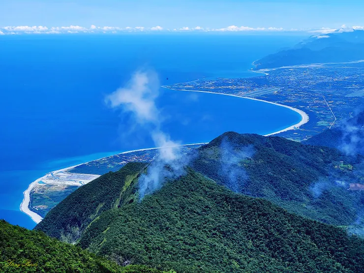 站在清水山稜線上，只見山的盡頭就是海，海在遠方和天空交會，於是山，海和天空，連成一條優美的天際線