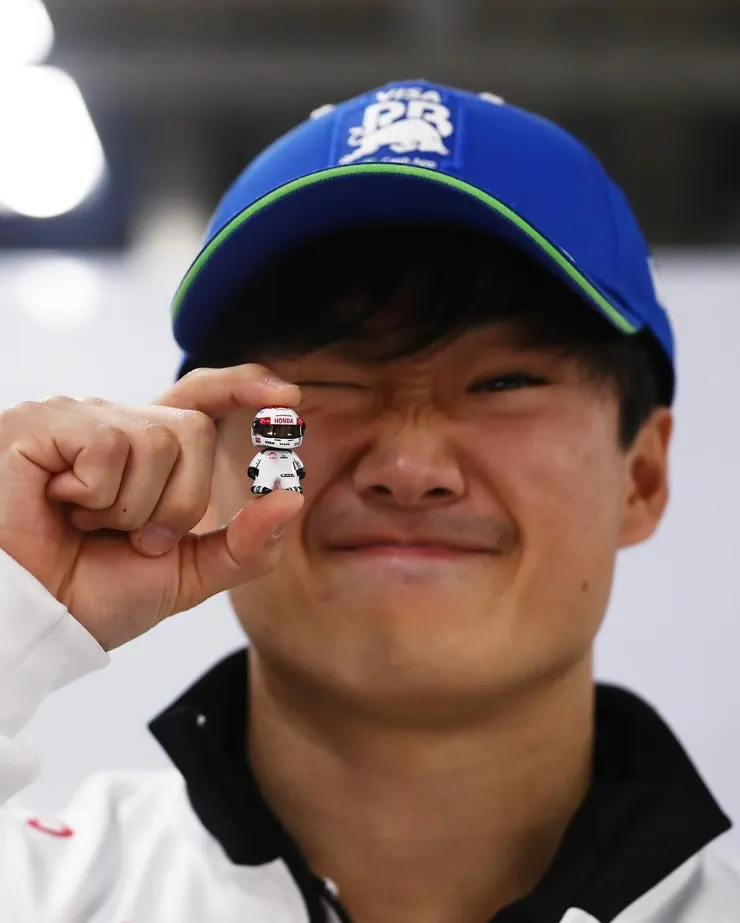 收到車迷送的小禮物後，在記者會上和其他車手開玩笑說其實車迷送的只是鏡子，他看到的迷你角田只是自己的鏡中倒影吧